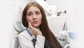 Signs You Should Visit an Emergency Dentist for a Broken Tooth
